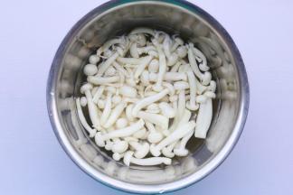 菌菇去根洗净。