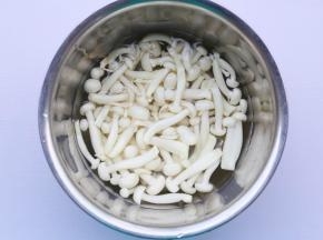 菌菇去根洗净。