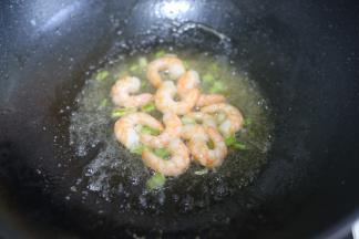 热锅热油放虾仁爆香。