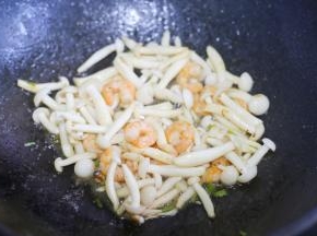 加菌菇翻炒。