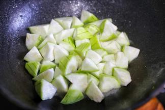 另起锅将丝瓜炒软。