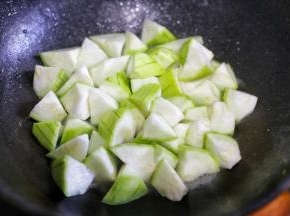另起锅将丝瓜炒软。