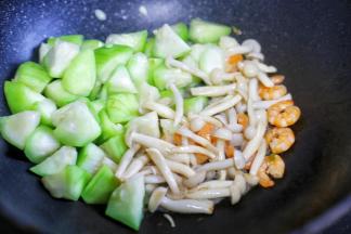 加入白玉菇虾仁。