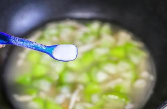 出锅前加一勺盐。