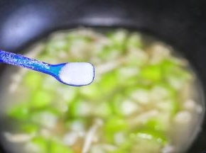 出锅前加一勺盐。