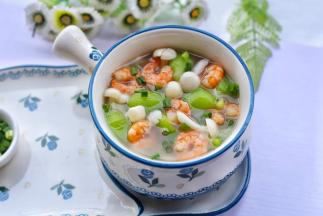 盛入碗中撒葱花。