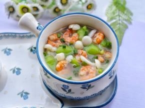 盛入碗中撒葱花。