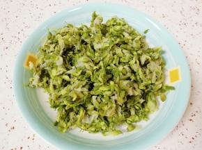 槐花清洗干净，锅内放水烧开，下入槐花焯水至变色关火，捞出晾凉，攥干水分备用。