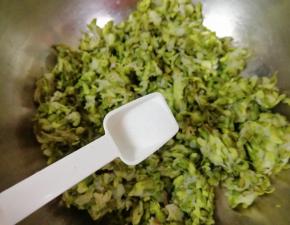 加入盐用筷子搅拌均匀。