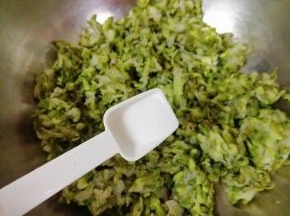 加入盐用筷子搅拌均匀。