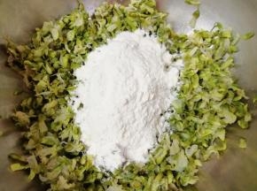 加入面粉。