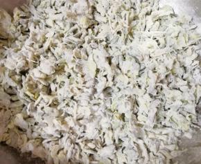 先用筷子搅动，让所有的槐花上面都均匀的粘上一层面粉。