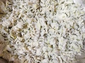 先用筷子搅动，让所有的槐花上面都均匀的粘上一层面粉。
