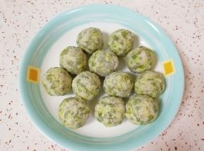 这是搓好的槐花团子。