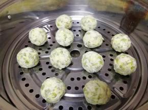 蒸锅内放水，篦子上抹油，放上做好的槐花团子，凉水上锅，烧开以后转中火蒸20分钟关火，焖2分钟左右出锅。