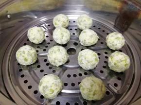 蒸锅内放水，篦子上抹油，放上做好的槐花团子，凉水上锅，烧开以后转中火蒸20分钟关火，焖2分钟左右出锅。