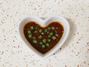 在蒸槐花团子的时候，用盐、鸡精、醋、酱油、辣椒油和香油调好蘸汁。