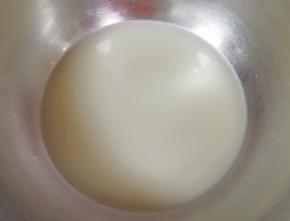 盆里倒入温水，加入发酵粉和糖混合均匀。