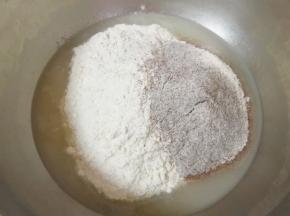 加入面粉和黑全麦粉。