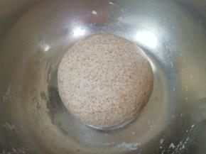 揉成光滑的面团，盖上保鲜膜发酵至两倍大。