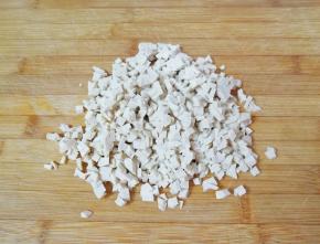 老豆腐切成块，上锅蒸10分钟关火取出晾凉(豆腐蒸一下可以去除豆腥味，而且会使豆腐吃起来更劲道)，切成小丁备用。