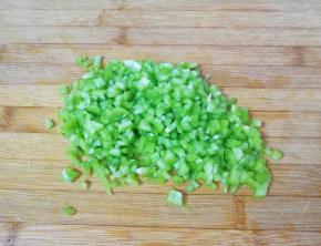 青椒洗干净切碎。