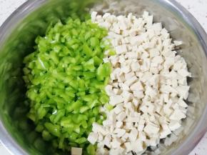 将切好的青椒和豆腐放在大一点的盆里。