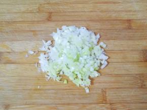 大葱洗干净切碎。
