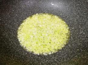 炒锅内倒适量的食用油烧热，下入葱花炒香关火。