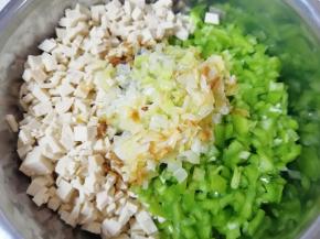 浇在十三香上面，搅拌均匀。