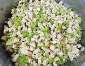 放盐，鸡粉和香油搅拌均匀，包子馅就做好了。