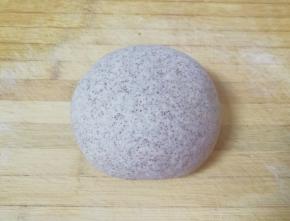 发酵好的面团揉光排气。