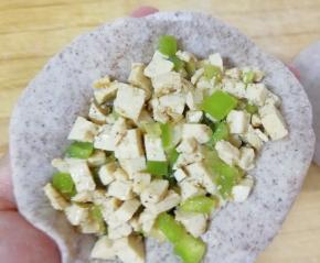 放上足够多的包子馅。