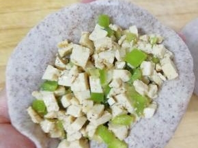放上足够多的包子馅。