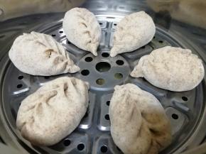 蒸锅内放水，篦子上刷上一层食用油，放上做好的包子生胚，盖上锅盖二次发酵10分钟左右，凉水上锅，上汽后大火蒸10分钟关火，焖5分钟左右出锅。