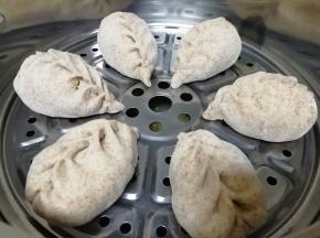 蒸锅内放水，篦子上刷上一层食用油，放上做好的包子生胚，盖上锅盖二次发酵10分钟左右，凉水上锅，上汽后大火蒸10分钟关火，焖5分钟左右出锅。