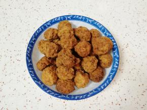 肉丸提前取出常温解冻（我用的是之前炸好放在冰箱里冷冻的肉丸）。