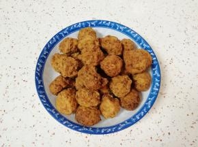 肉丸提前取出常温解冻（我用的是之前炸好放在冰箱里冷冻的肉丸）。