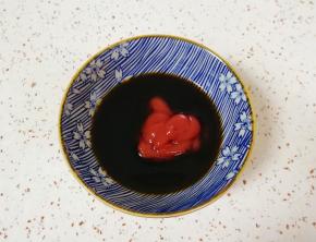 小碗里先加入料酒、味极鲜酱油、米醋、糖和番茄酱搅拌均匀。