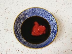 小碗里先加入料酒、味极鲜酱油、米醋、糖和番茄酱搅拌均匀。