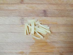 生姜片切成丝备用。