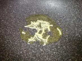 炒锅内重新倒入适量的食用油烧热，下入姜丝炒香。