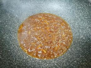 倒入调好的糖醋汁，小火炒至冒泡。