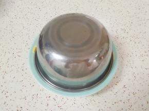 将煮熟的鹌鹑蛋捞出用凉水泡一下，控干水分放入盘子里，上面盖一个合适大小的大碗或者盆，用手捏紧上下多次晃动。