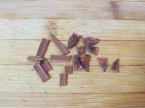 八角和桂皮掰成小块。