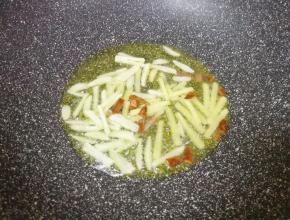 炒锅内倒适量的食用油烧热，下入生姜、大蒜、八角和桂皮炒香。