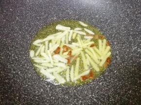 炒锅内倒适量的食用油烧热，下入生姜、大蒜、八角和桂皮炒香。
