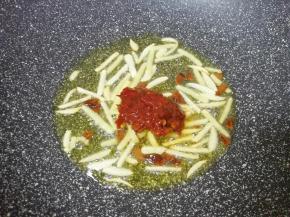 加入豆瓣酱炒出红油。