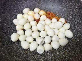 下入鹌鹑蛋。