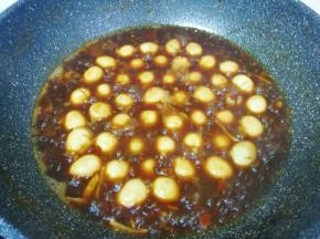 大火烧开，转中小火煮，让啤酒慢慢蒸发。